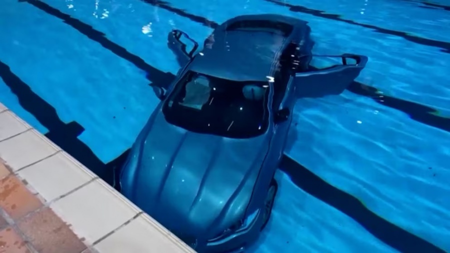 UN AUTO TERMINÓ EN EL FONDO DE UNA PISCINA MUNICIPAL EN EL SUR DE FRANCIA