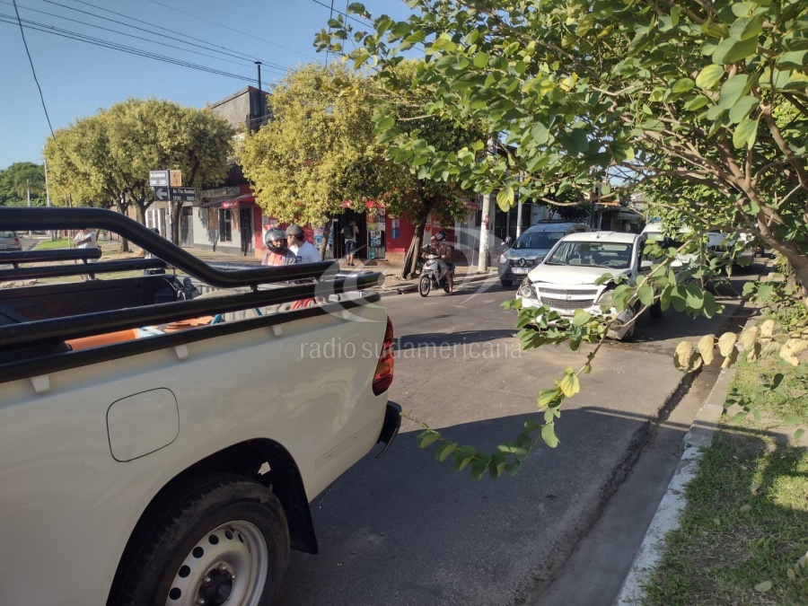 DIJO QUE SE QUEDÓ SIN FRENO Y CHOCÓ A OTRO VEHÍCULO EN EL SEMÁFORO